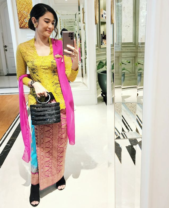 Dian Sastro Kenakan Kebaya