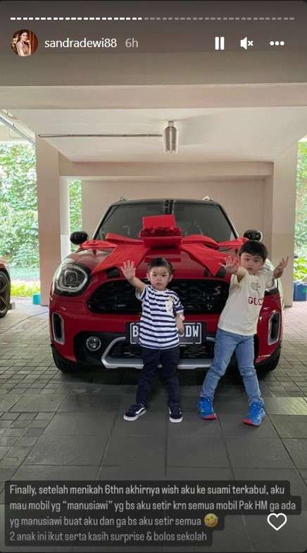 Hadiah ulang tahun Sandra Dewi