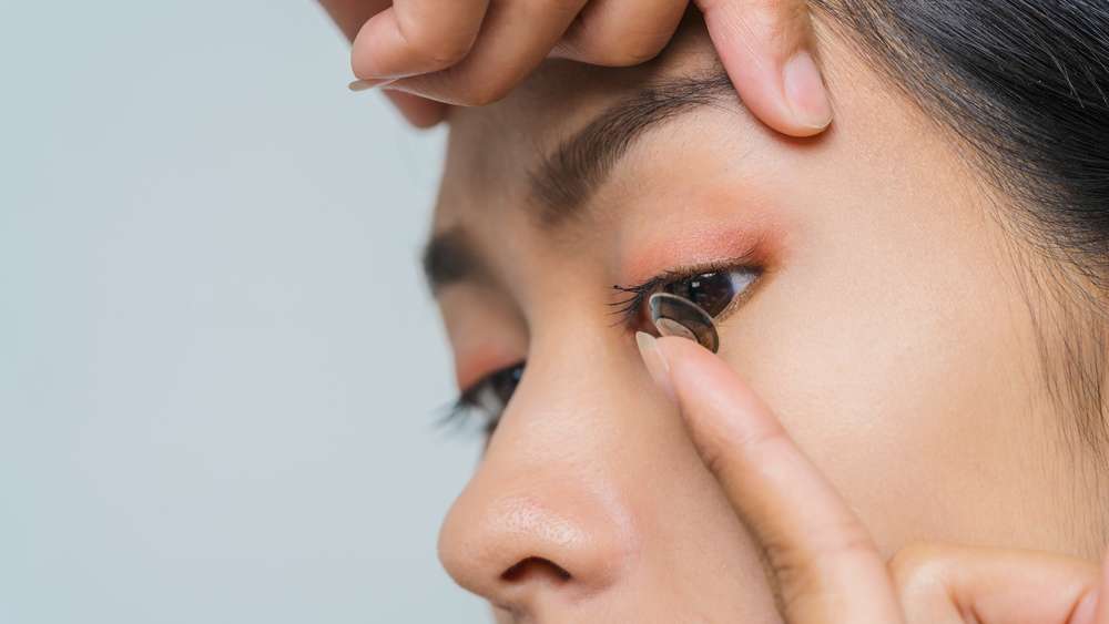 Tips Makeup Penting untuk Tampil Cantik bagi Pengguna Lensa Kontak