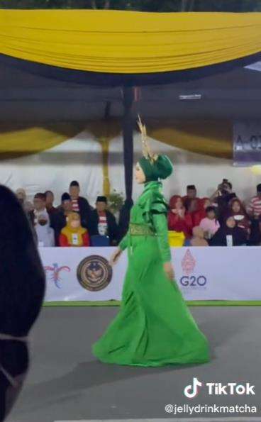 Lagi jalan di runaway, model JFC 2022 terjatuh dengan gaya.