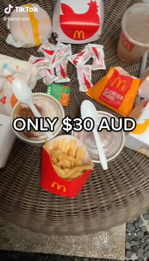 Menyantap Menu McD Indonesia, Bule Australia Kaget dan Beri Rating Tinggi ke Menu Ini