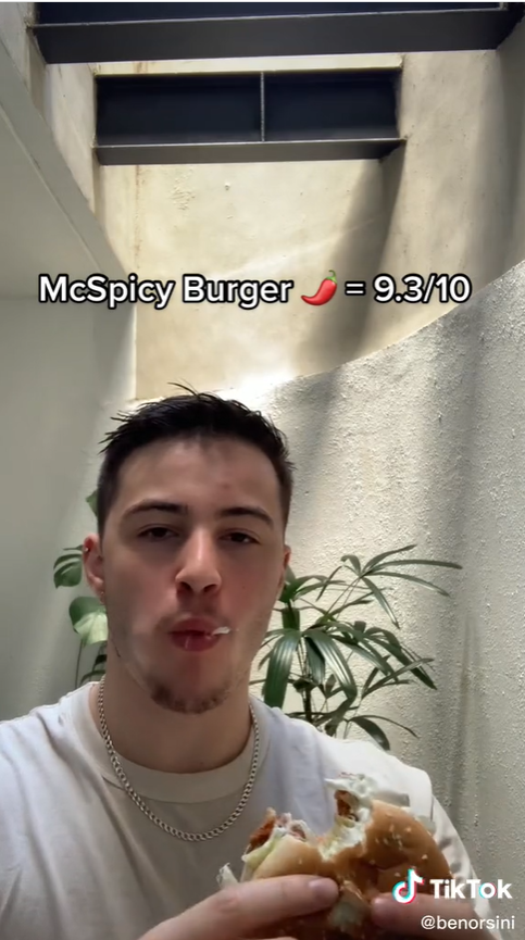 Menyantap Menu McD Indonesia, Bule Australia Kaget dan Beri Rating Tinggi ke Menu Ini