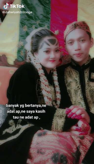 Pengantin dengan Bentuk Paes Unik