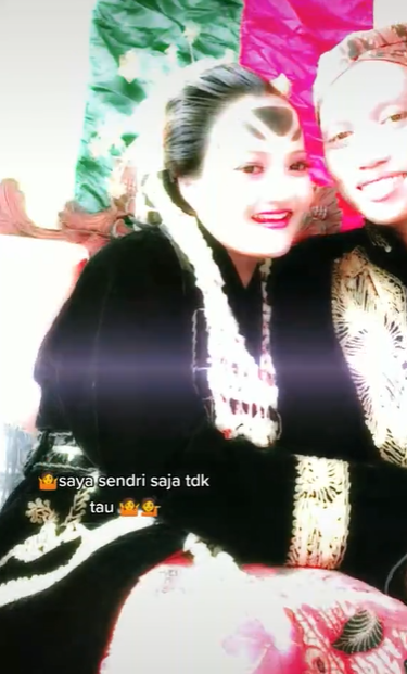 Pengantin dengan Bentuk Paes Unik