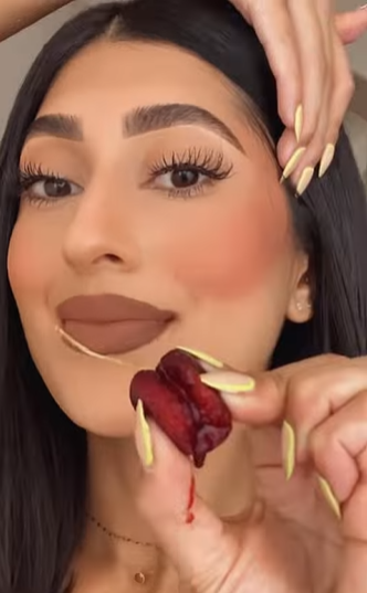 Trik Makeup dengan Buah Ceri