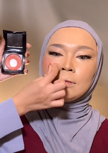 Klien MUA Ingin Tampil Awet Muda