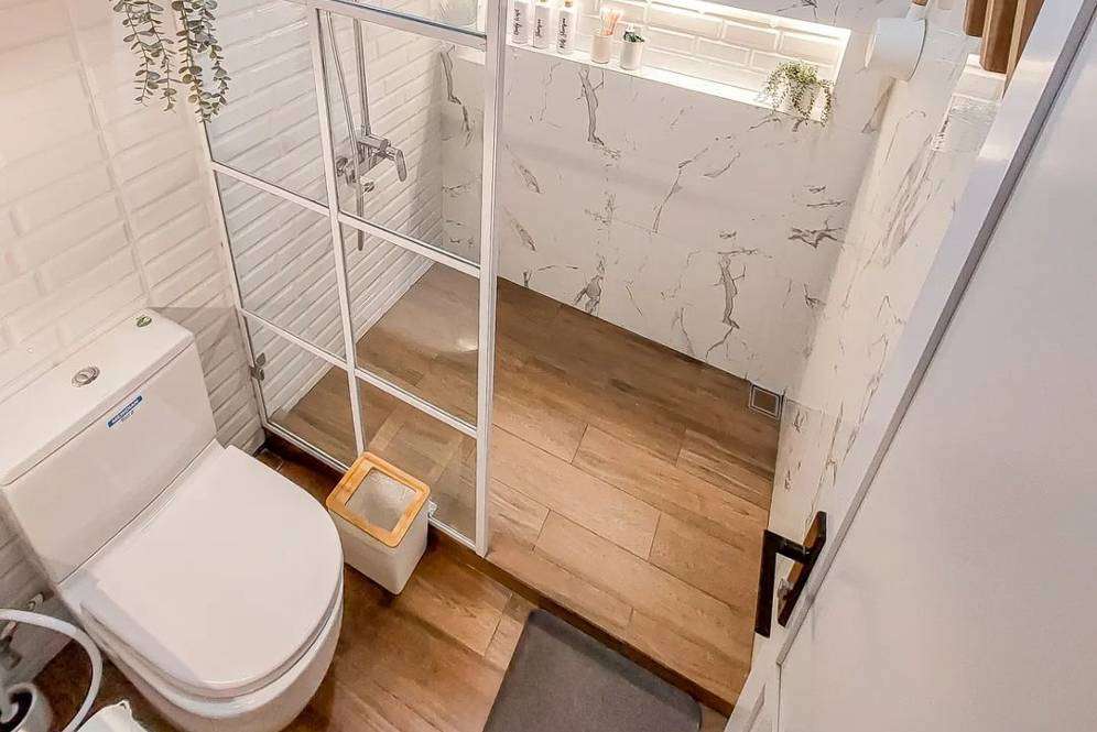 Partisi kamar mandi