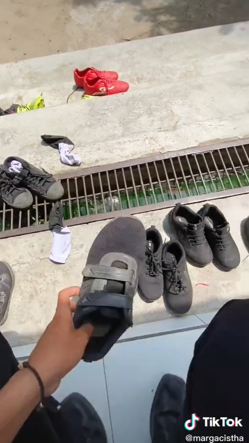 guru belikan sepatu