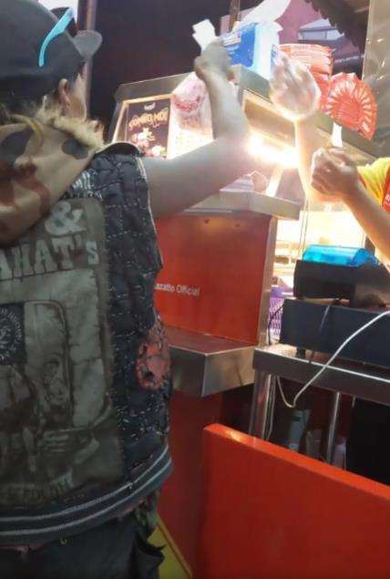 Anak punk belikan makan buat ibu pengemis.