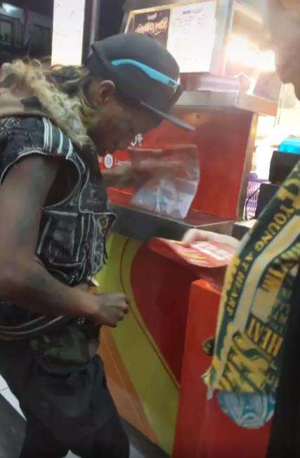 Anak punk belikan makan buat ibu pengemis.
