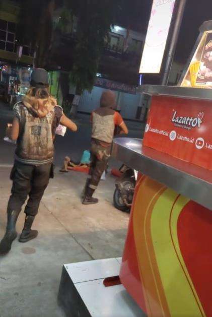 Anak punk belikan makan buat ibu pengemis.