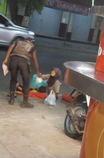 Anak punk belikan makan buat ibu pengemis.