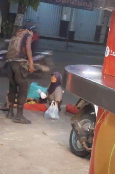 Anak punk belikan makan buat ibu pengemis.
