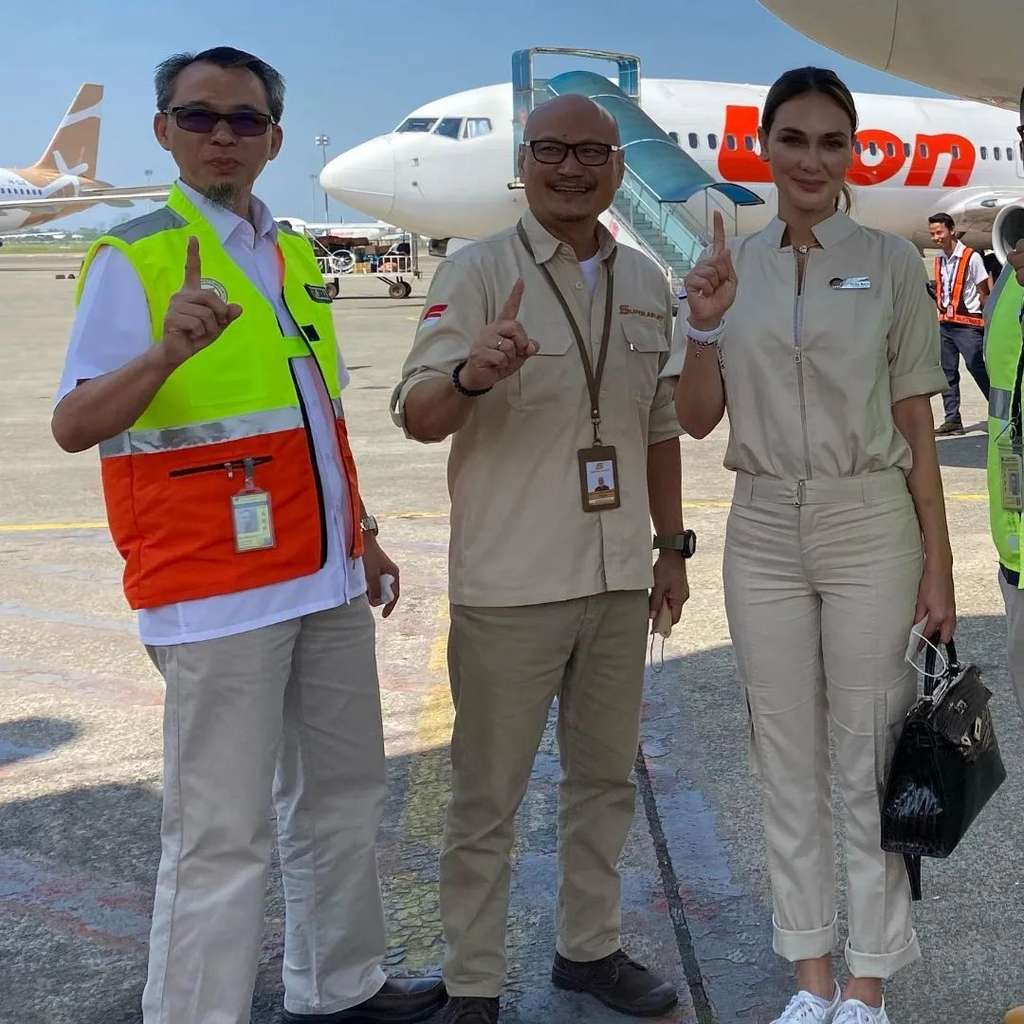 Luna Maya jadi Pramugari