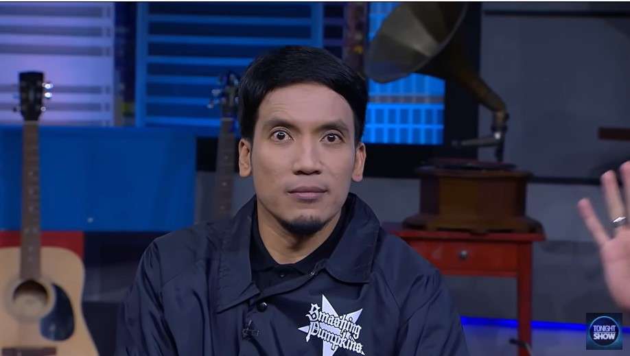 Wajah Desta pakai makeup ketebalan