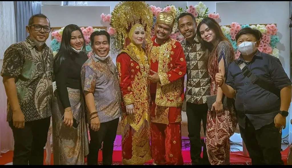 Potret Bopak Castello dan Putri istrinya
