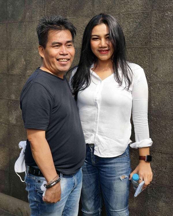 Potret Bopak Castello dan Putri istrinya