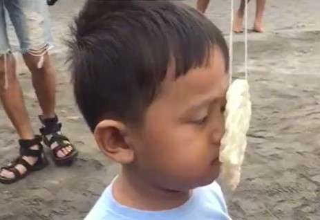 Bocah makan kerupuk