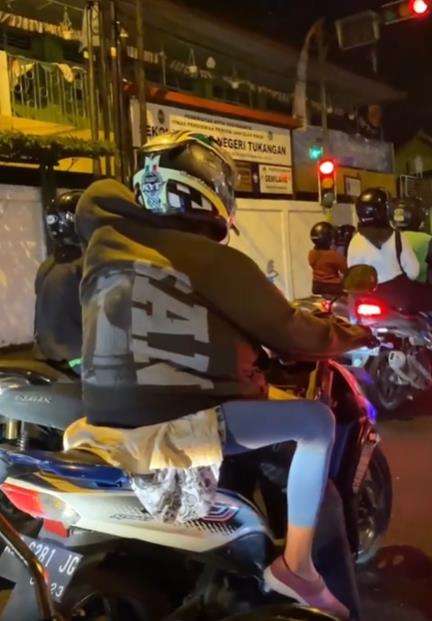 Viral cewek dibonceng sambil masuk hoodie oversize pacarnya.