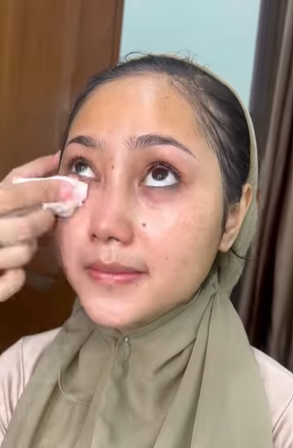 Memakai Face Wipes
