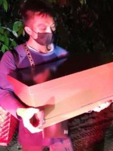 Jalan Rusak, Pria Ini Rela Jalan Kaki Gendong Jenazah Anak Selama 1 Jam