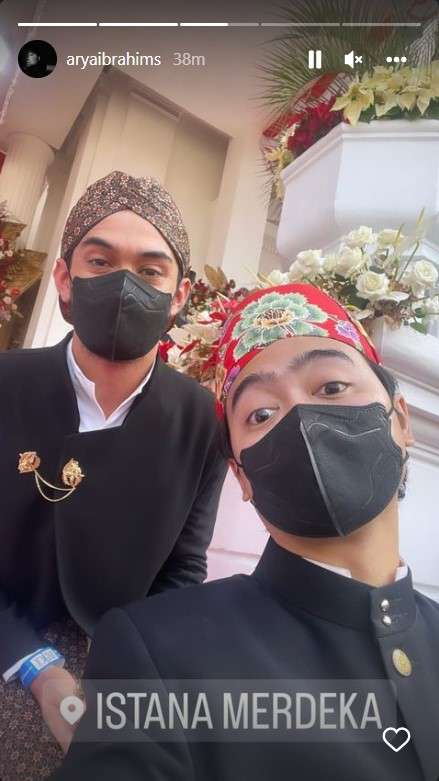 Reza juga tampil dengan blangkon berwarna coklat. Reza sempat terekam sempat melakukan selfie dengan tamu undangan yang juga hadir di Istana Mereka hari ini Rabu 17 Agustus 2022.