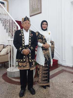 Baju adat yang dipakai Wapres MA'ruf Amin dan istrinya Wury.