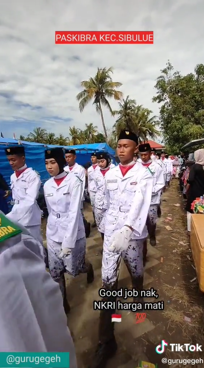 Upacara Pengibaran Bendera di Sulsel Dilakukan di Tanah Berlumpur, Endingnya Penuh Haru