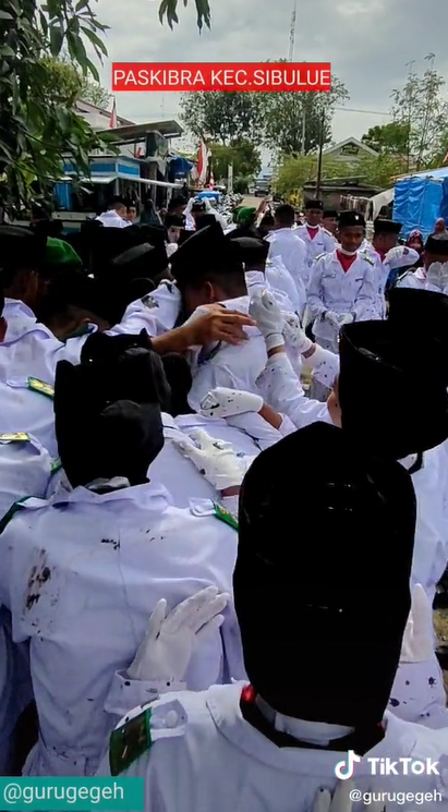 Upacara Pengibaran Bendera di Sulsel Dilakukan di Tanah Berlumpur, Endingnya Penuh Haru