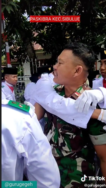Upacara Pengibaran Bendera di Sulsel Dilakukan di Tanah Berlumpur, Endingnya Penuh Haru