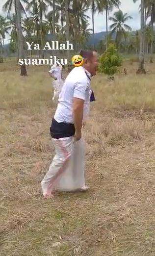 Suami kalah balap karung, komentar istrinya bikin ngakak.