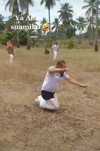 Suami kalah balap karung, komentar istrinya bikin ngakak.