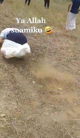Suami kalah balap karung, komentar istrinya bikin ngakak.
