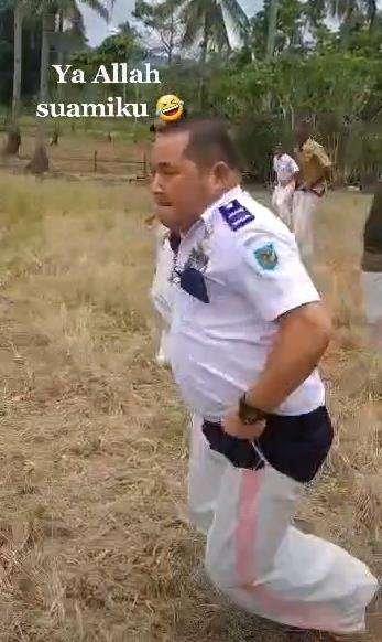 Suami kalah balap karung, komentar istrinya bikin ngakak.