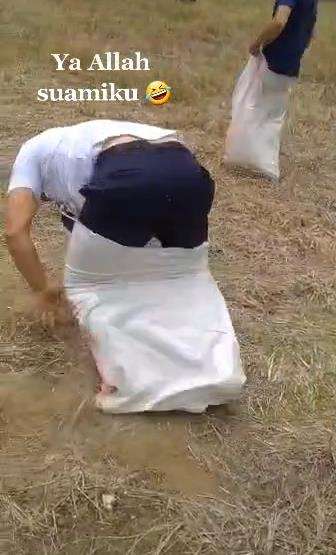 Suami kalah balap karung, komentar istrinya bikin ngakak.