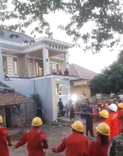 Rumah mewah di sebelah rumah reyot.
