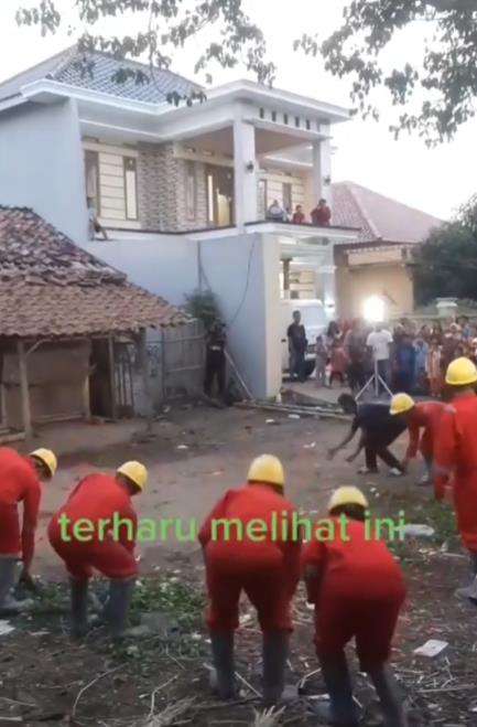 Rumah mewah di sebelah rumah reyot.
