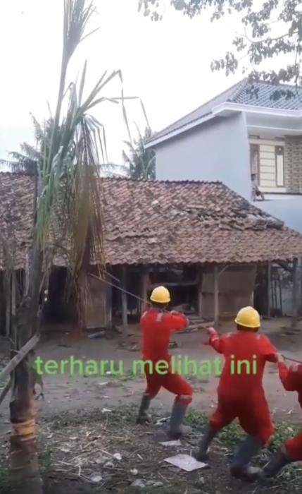 Rumah mewah di sebelah rumah reyot.