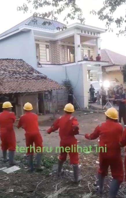 Rumah mewah di sebelah rumah reyot.