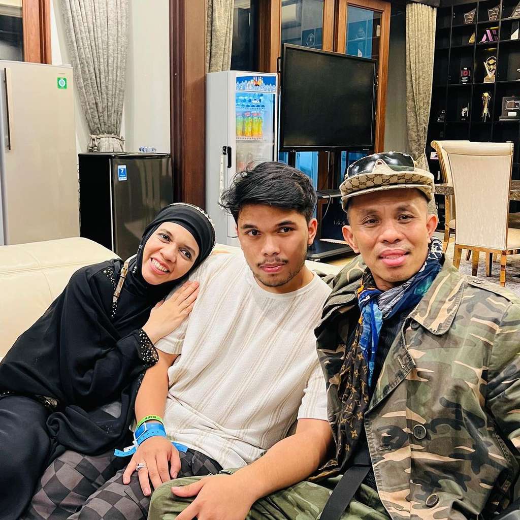 Thariq dan kedua orangtuanya Thariq dan kedua orangtuanya