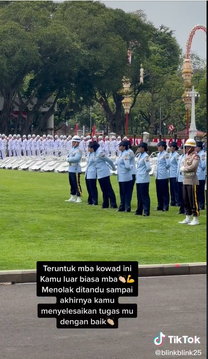 Detik-detik Prajurit Wanita Pingsan Saat Upacara di Istana, Menolak Ditandu