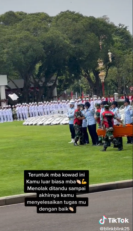 Detik-detik Prajurit Wanita Pingsan Saat Upacara di Istana, Menolak Ditandu