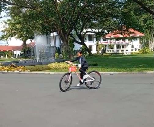 Farel main sepeda di Istana
