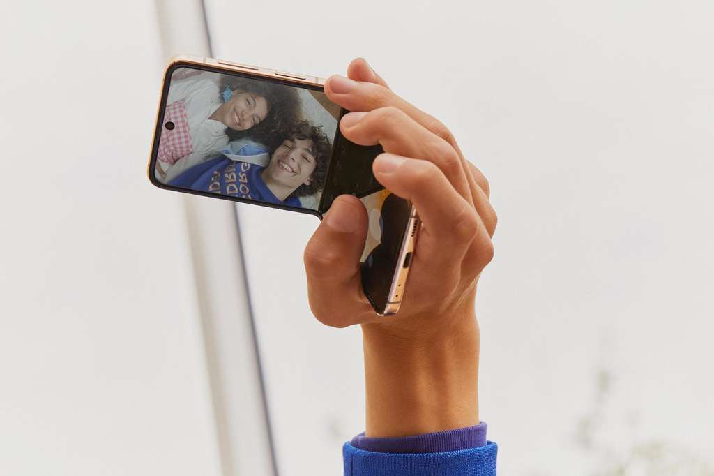 Rekam Video dengan Galaxy Z Flip4 5G Layaknya Camcorder Menggunakan Flex Mode
