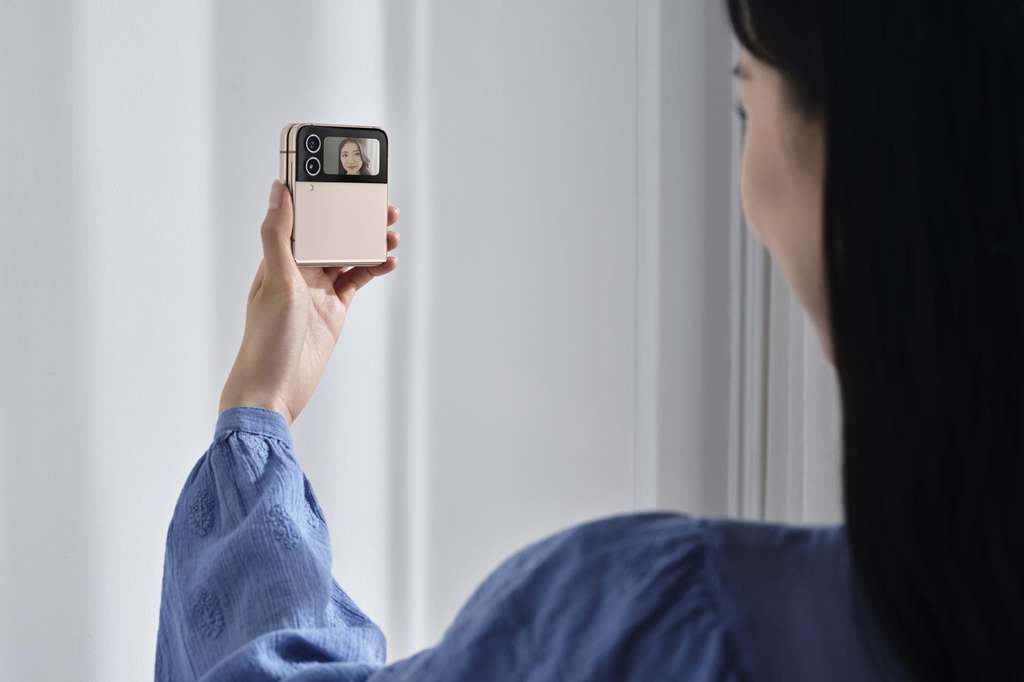Ekspresikan Diri dengan Membuat Selfie Unik Menggunakan Quick Shot  pada Cover Screen Galaxy Z Flip4 5G