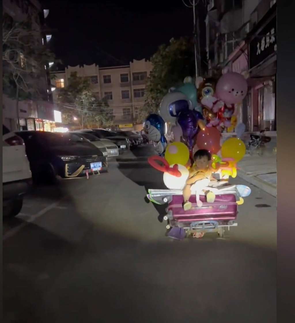 Perjuangan Ayah Rela Bawa Anak sambil Jualan, Siang Tidur di Bawah Pohon, Malam Jualan Balon