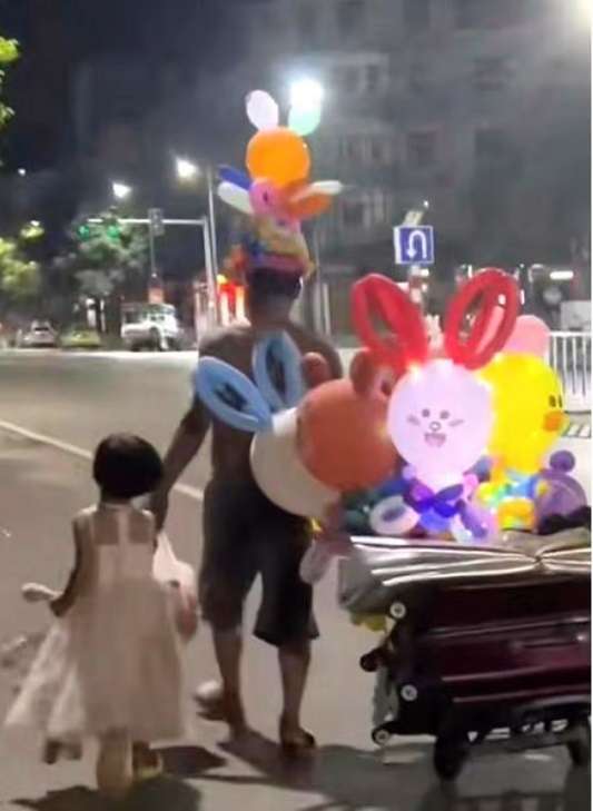 Perjuangan Ayah Rela Bawa Anak sambil Jualan, Siang Tidur di Bawah Pohon, Malam Jualan Balon