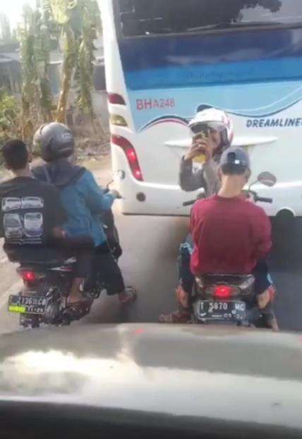 Kaget dengar klakson sampai mau jatuh. Kaget dengar klakson sampai mau jatuh.