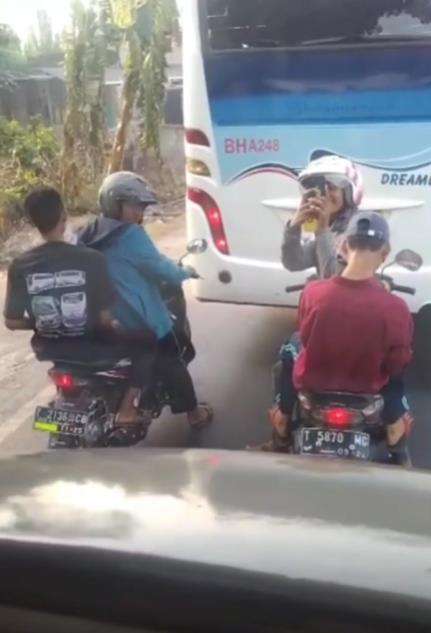Kaget dengar klakson sampai mau jatuh. Kaget dengar klakson sampai mau jatuh.