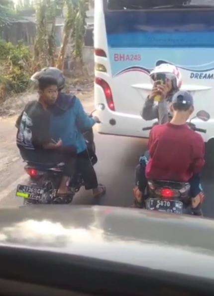 Kaget dengar klakson sampai mau jatuh. Kaget dengar klakson sampai mau jatuh.